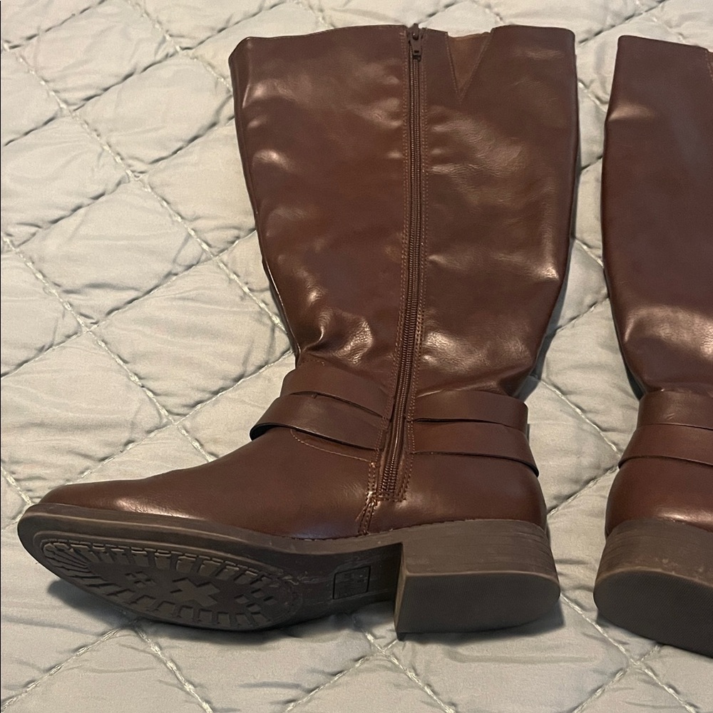 Elegant Brown Heeled Boots - Picture 3 of 11